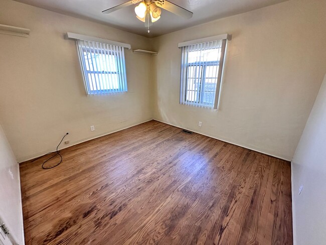 Building Photo - 3 Bedroom 2 Bathroom with Covered Parking ...