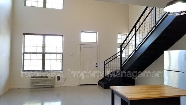 Building Photo - 738 W Antler Ave