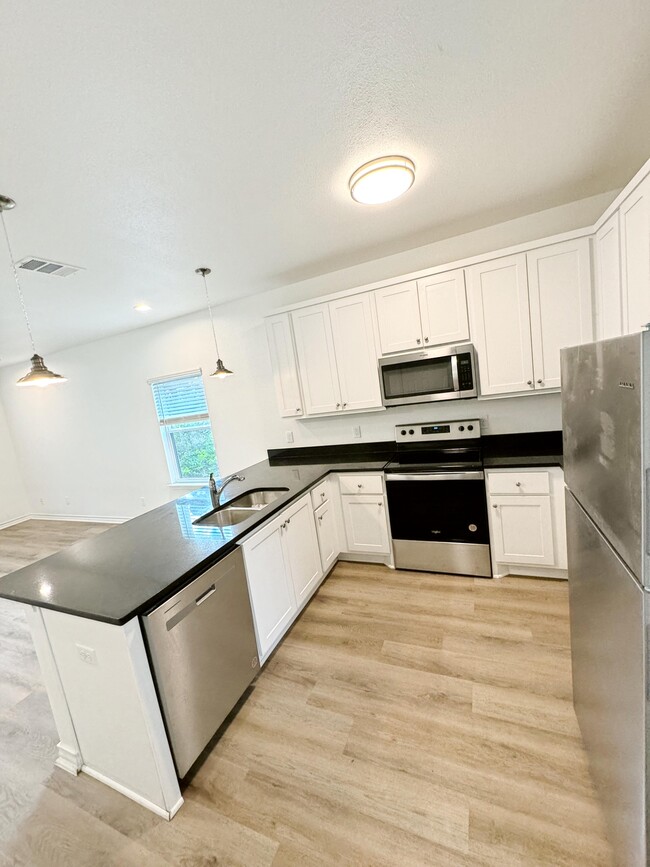 Building Photo - 707 Runnels Ave