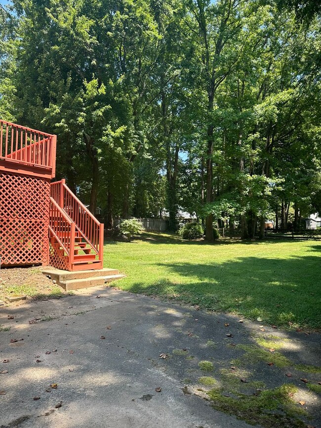 Building Photo - Lovely 4 bedroom Home Off South Peace Haven