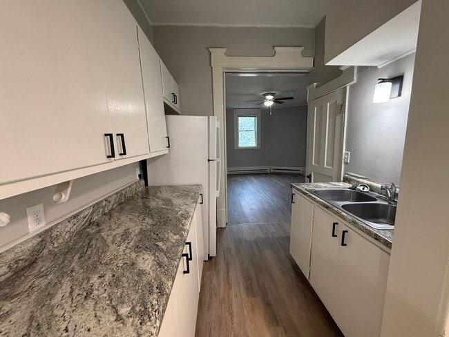 Building Photo - Charming Lower Unit 1 Bedroom with Gourmet...