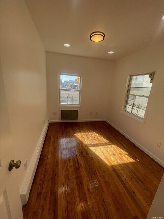 113737 Bayport Pl Unit 2nd FL, Queens, NY 11691 Room for Rent in