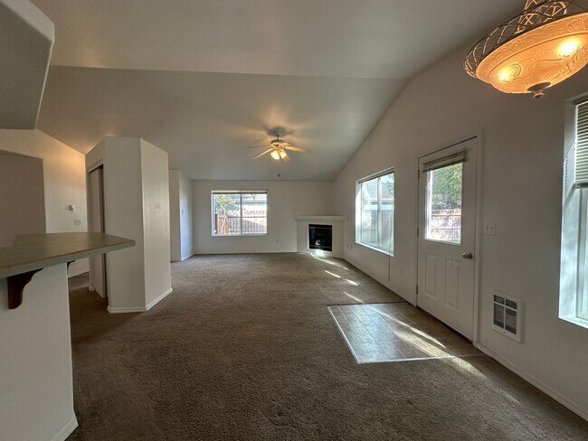 Foto del edificio - Single Level 2 Bedroom / 2 Bathroom Duplex...
