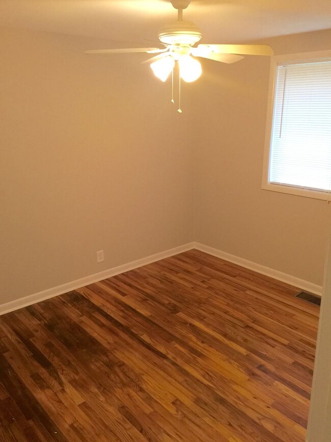 Building Photo - 2 BR 1 Bath Duplex with convenient airport...