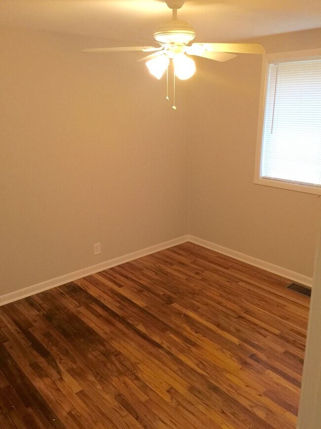 Foto del edificio - 2 BR 1 Bath Duplex with convenient airport...