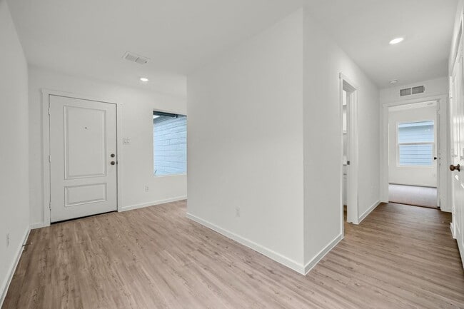 Building Photo - 6622 Highlands St