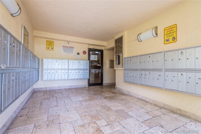 Foto del edificio - 2935 NE 163rd St