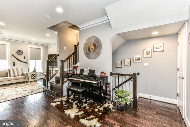 Building Photo - 716 Bluemont Ave