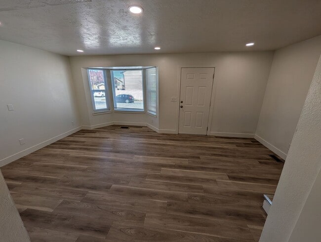 Foto del edificio - Twin Home with a 3-bedroom 1.5 Bath and Fenced Backyard