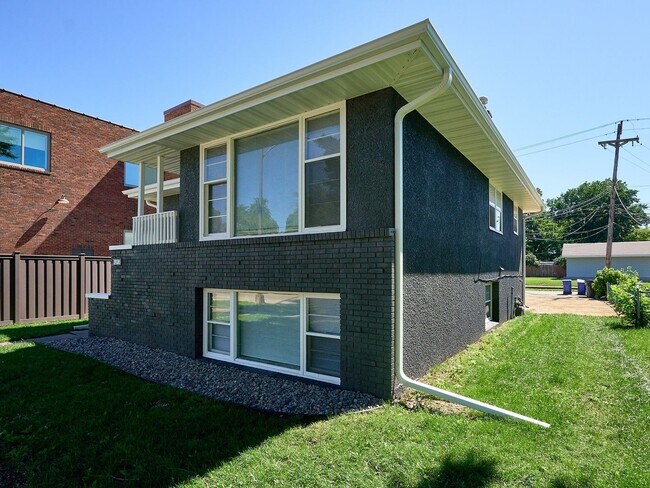 Building Photo - 2 Bedroom 1 bath Fully Furnished bottom un...