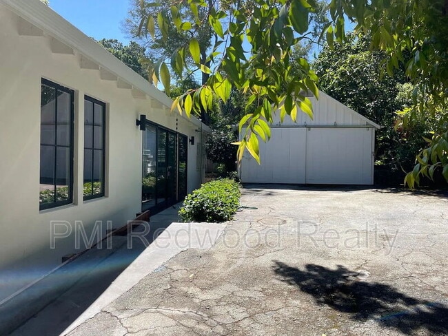 Foto del edificio - 101 Acacia Ln