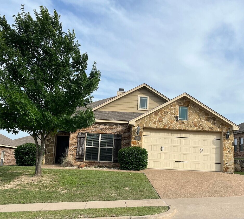 Single Family Home: 4 bedroom, 2 bath - Single Family Home:  4 bedroom, 2 bath