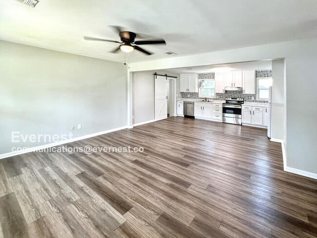 Building Photo - 3302 Village Dr SW