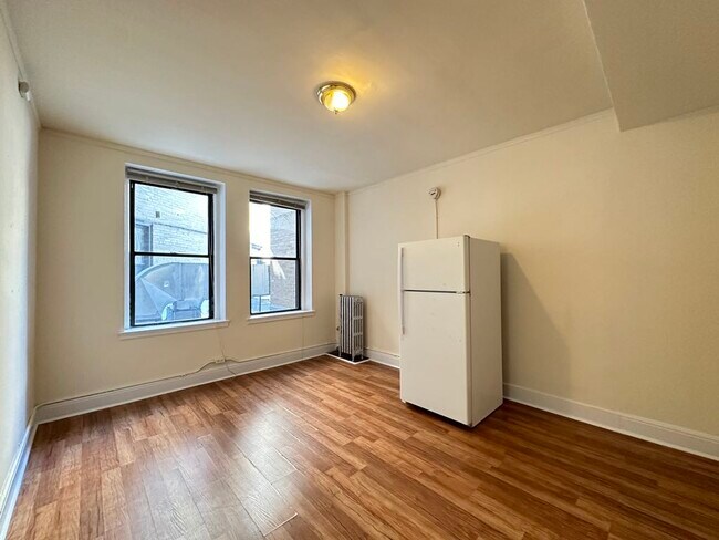Building Photo - 3333 W Diversey Ave