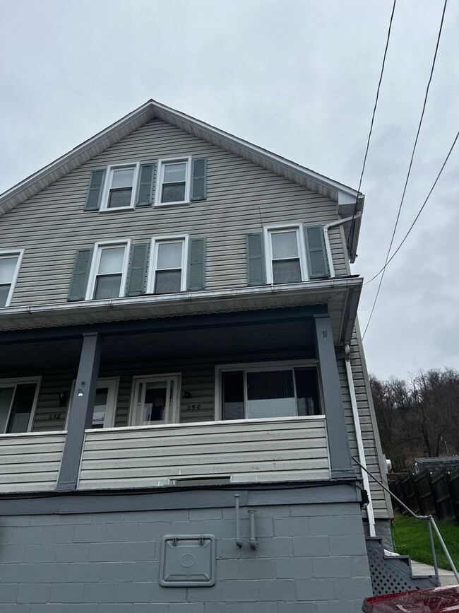 Building Photo - 250-252 5th