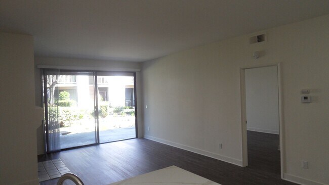 Foto del edificio - Remodeled, ground level, 1 bedroom, 1 bath condo in Lakeside Garden Grove Community