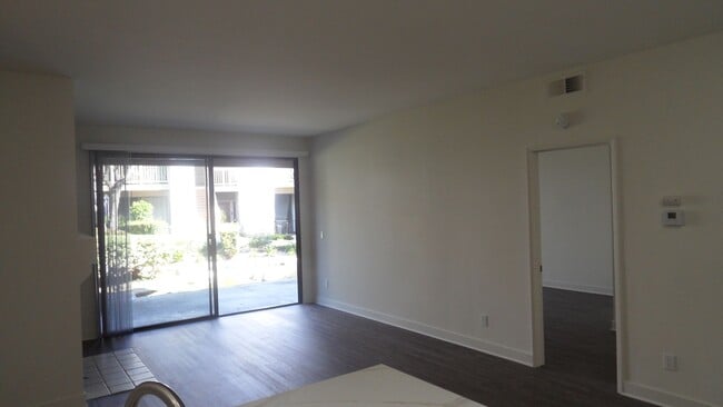 Building Photo - Remodeled, ground level, 1 bedroom, 1 bath condo in Lakeside Garden Grove Community