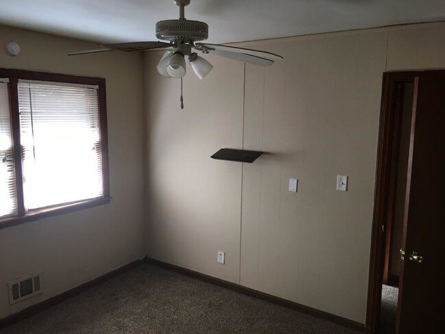Building Photo - 1359 Oakview Cir