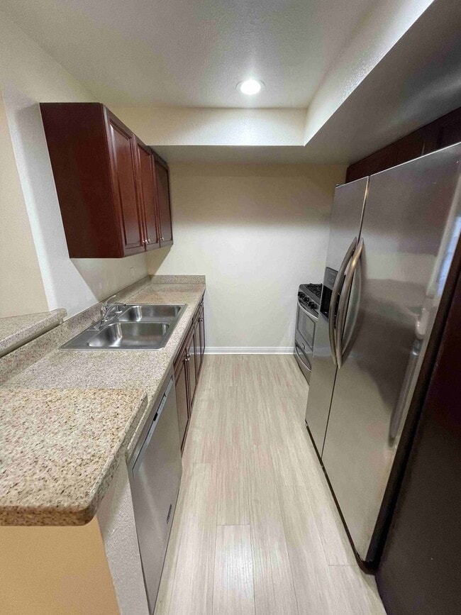 Foto del edificio - FULLY UPGRADED TWO BEDROOM IN LUXURIOUS COMPLEX!