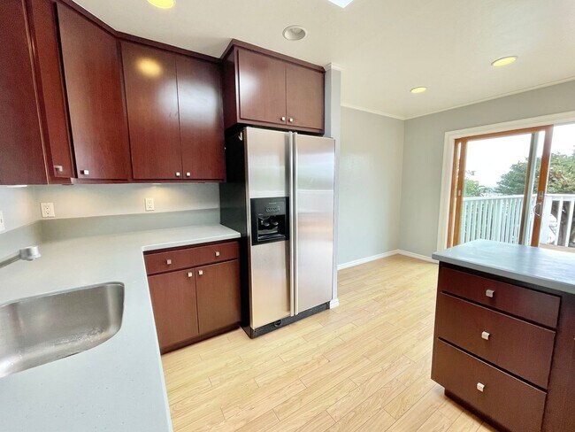Building Photo - Bernal Hts. Spacious, Beautiful, Remodeled...