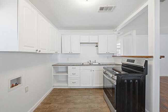 Building Photo - 1612 Lyndana Dr