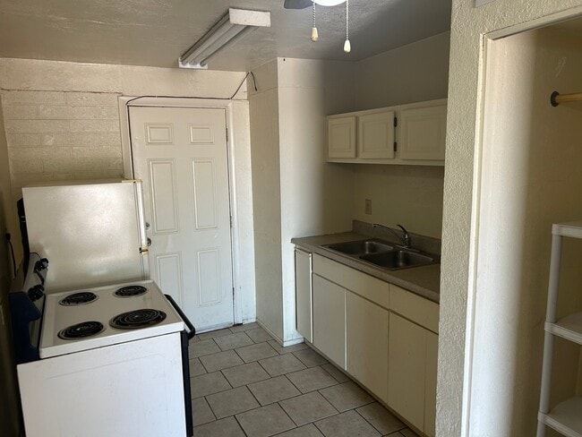 Building Photo - 4220 N Granada Dr