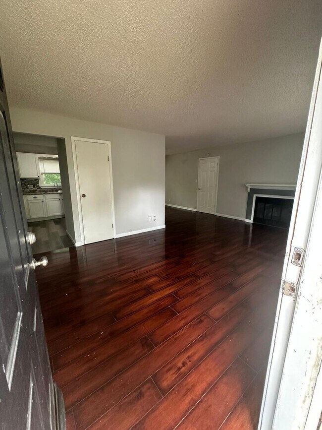 Foto del edificio - 4 bedroom 2 bath