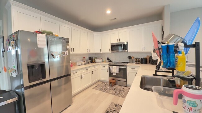 Building Photo - Modern 4-Bedroom Virginia Beach Home Near Town Center!