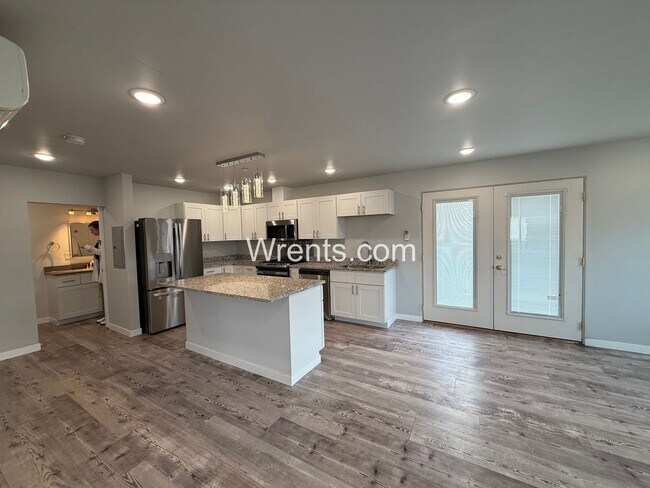 Building Photo - Half Off First Months Rent in Davenport!