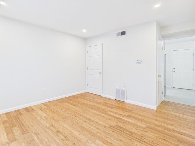 Building Photo - 2000 Lamb Ave