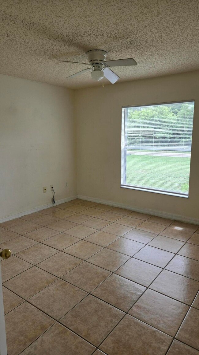 Foto del edificio - 737 SW Jordin Ave