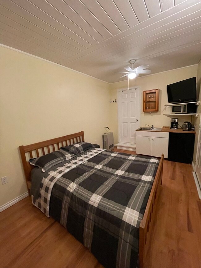 Building Photo - 3199 Fromme Rd