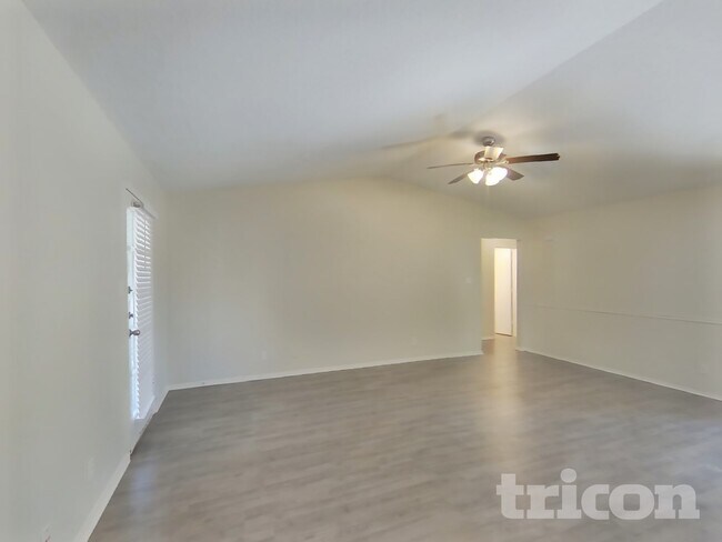 Foto del edificio - 820 Oak Grove Ln