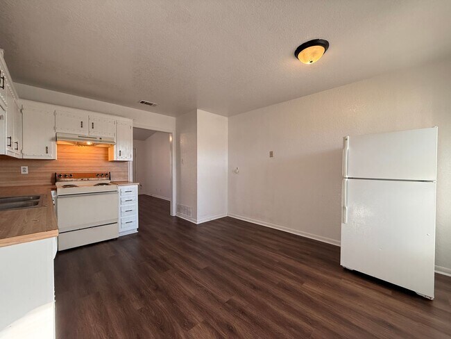 Foto del edificio - 4800 Cedarhill Cir