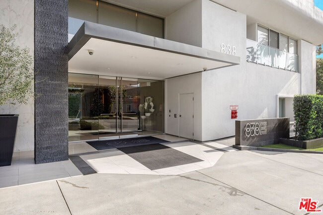 Building Photo - 838 N Doheny Dr