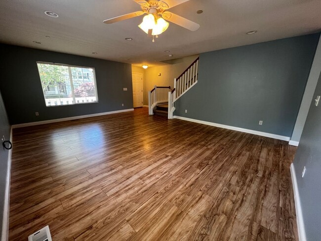 Building Photo - Dupont 4 bedroom plus loft home