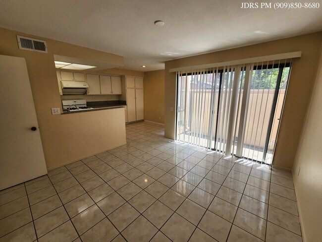 Foto del edificio - Fullerton 3 Bedroom Townhouse