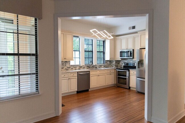 Building Photo - 501 Mirasol Cir