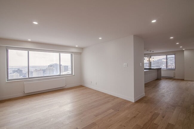 Building Photo - 3555 Chem. de la Côte-des-Neiges
