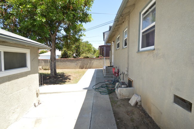 Foto del edificio - 2409 Schoolside Ave