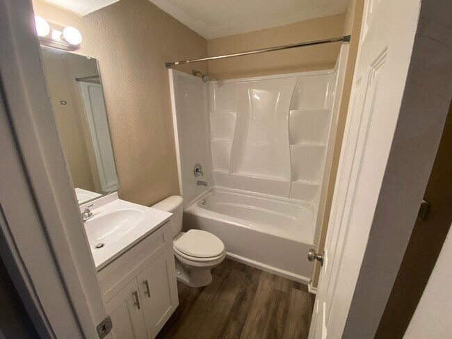 Foto del edificio - 400 Algerita Dr