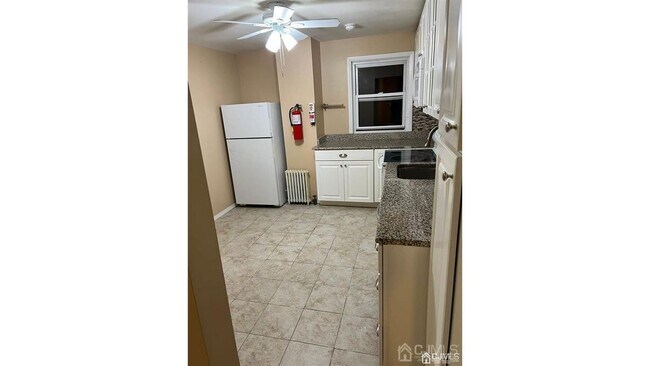 Foto del edificio - 446 Railroad Ave