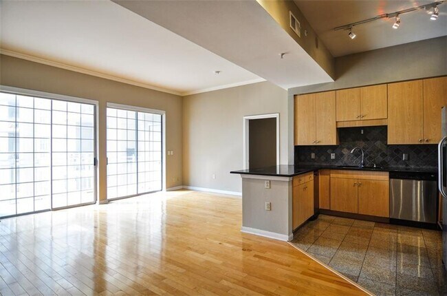 Building Photo - 3225 Turtle Creek Blvd