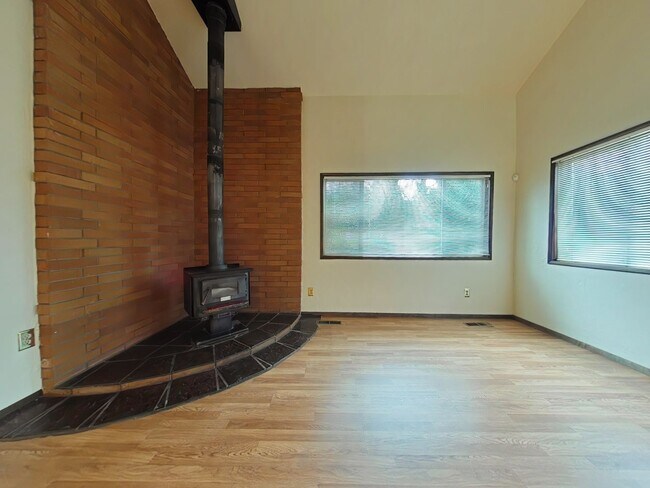 Building Photo - 3 Bedroom House ~ Northwest Corvallis ~ Pe...
