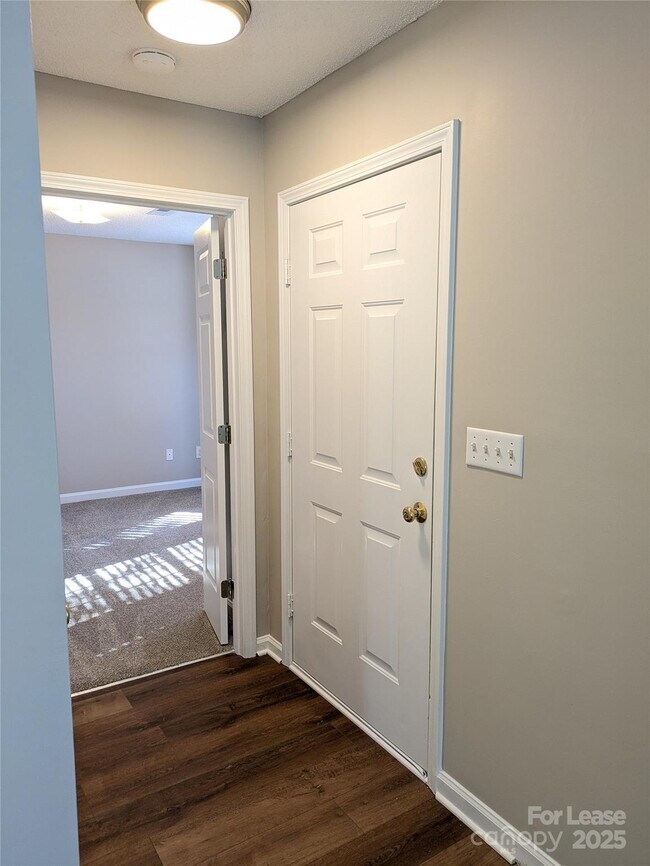 Foto del edificio - 329 Cedarcroft Dr