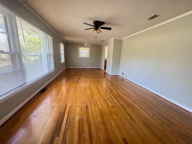 Foto del edificio - 2107 Hillcrest Dr