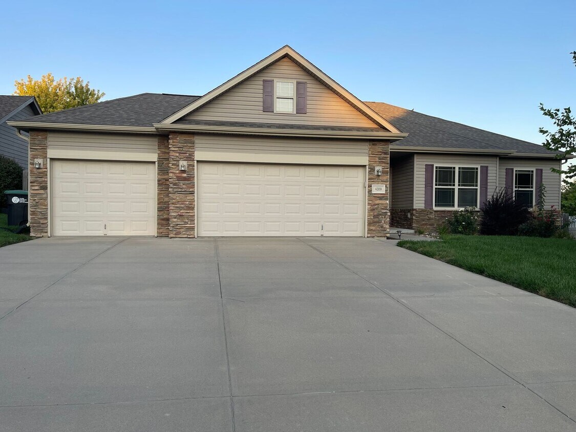 Primary Photo - Spacious home in super nice neighborhood i...