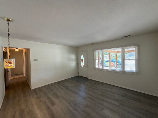 Foto del edificio - 2,800Sq Foot, 5 Bedroom Single Story Home Available Near Eubank Blvd NE & Copper Ave NE!