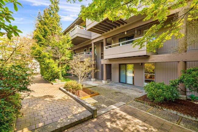 Foto del edificio - 922 100th Ave NE