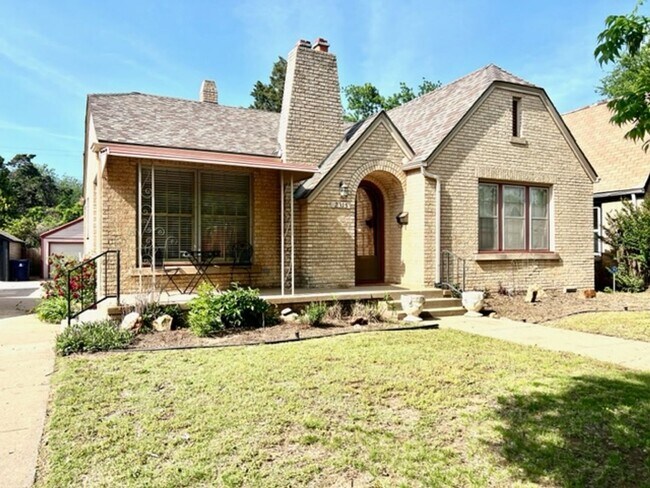 Building Photo - Home nestled in a Shepard Historic Neighbo...